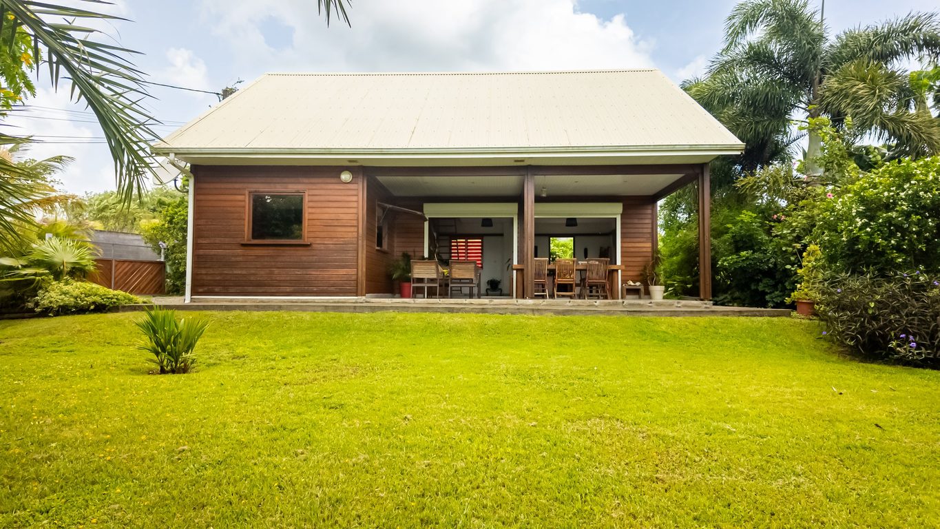 Villa en bois Kaz Alizé avec terrasse couverte et jardin tropical, Sainte-Rose Guadeloupe