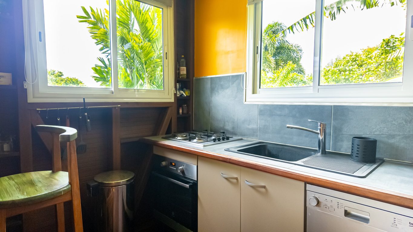 Cuisine équipée avec vue jardin tropical, bungalow de charme Ti Briz Guadeloupe