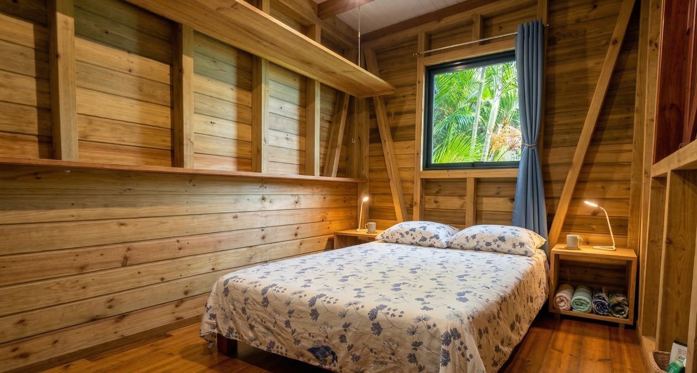 Chambre principale tout bois plafond cathédrale lit Queen-Size, bungalow Souf Van Guadeloupe